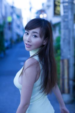 小哑巴挺着个孕肚坐在沙发